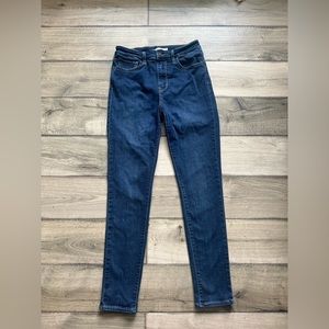 Size 28 Levi’s high rise skinny jean